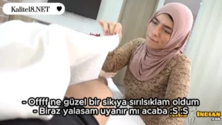 Uyuyan üvey abisinin sikini yalamaya çalışan türbanlı hatun
